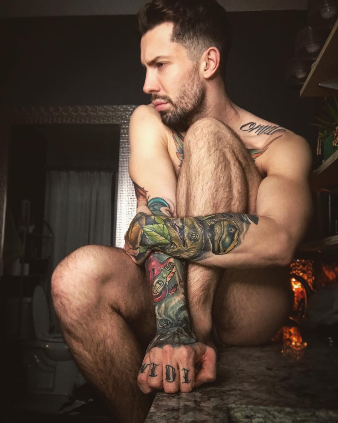 Στέκεται εκεί τόσο ωραία με τα ταττού της, από την κορυφή ως τον αφαλό. 