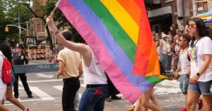 Έρευνα έδειξε ότι όσοι μισούν τα ΛΟΑΤΚΙ άτομα είναι γενικά λιγότερο ευφυείς