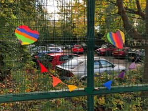 Οι μαθήτριες/τές του δημοτικού σχολείου Hotspur στο Heaton, γέμισαν τις πύλες του σχολείου με τα χρώματα του ουράνιου τόξου