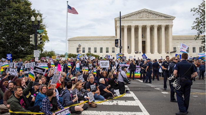 Το Ανώτατο Δικαστήριο εξετάζει τα ΛΟΑΤ δικαιώματα και τη θρησκευτική ελευθερία 
