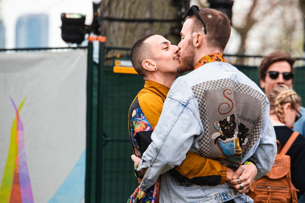 Ομάδα στρέιτ ανδρών χλευάζει δημοσίως ΛΟΑΤ άτομα έξω από γκέι μπαρ