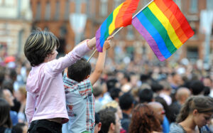 Ένας στους τέσσερις γονείς "δε θα αισθανόταν περήφανο να έχει ένα ΛΟΑΤΚ παιδί" 