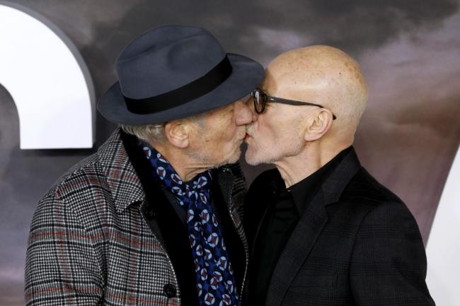 Το ακομπλεξάριστο φιλί στο στόμα των Patrick Stewart και Ian McKellen