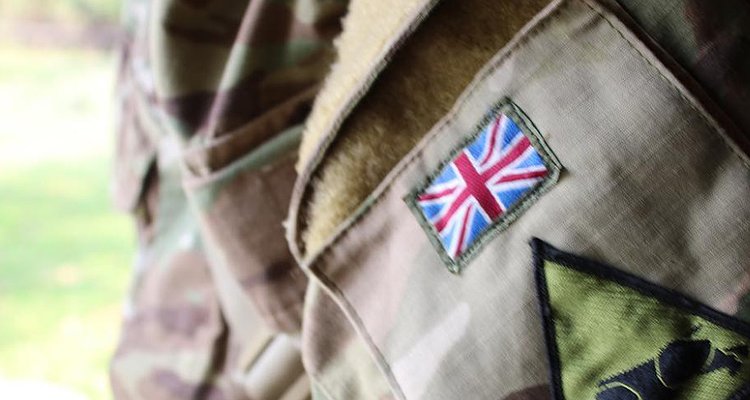 Ο Υπουργός Άμυνας της Βρετανίας ζητά συγγνώμη από τα ΛΟΑΤΚΙ άτομα