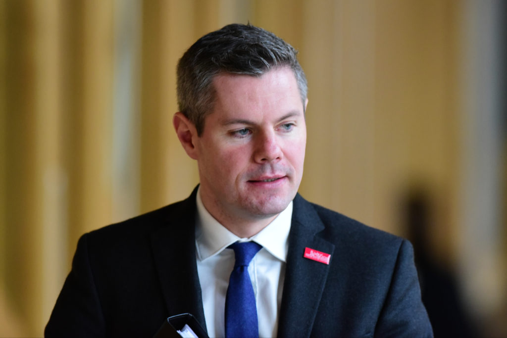 Παραιτήθηκε ο υπουργός Οικονομίας της Σκωτίας μετά από ακατάλληλα μηνύματα σε 16χρονο