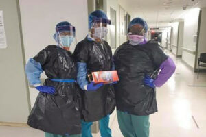 Οι φωτογραφίες που δημοσιεύθηκαν στα κοινωνικά μέσα ενημέρωσης έδειξαν ότι το νοσηλευτικό προσωπικό φορά μαύρες πλαστικές σακούλες απορριμμάτων για να προστατευθεί.