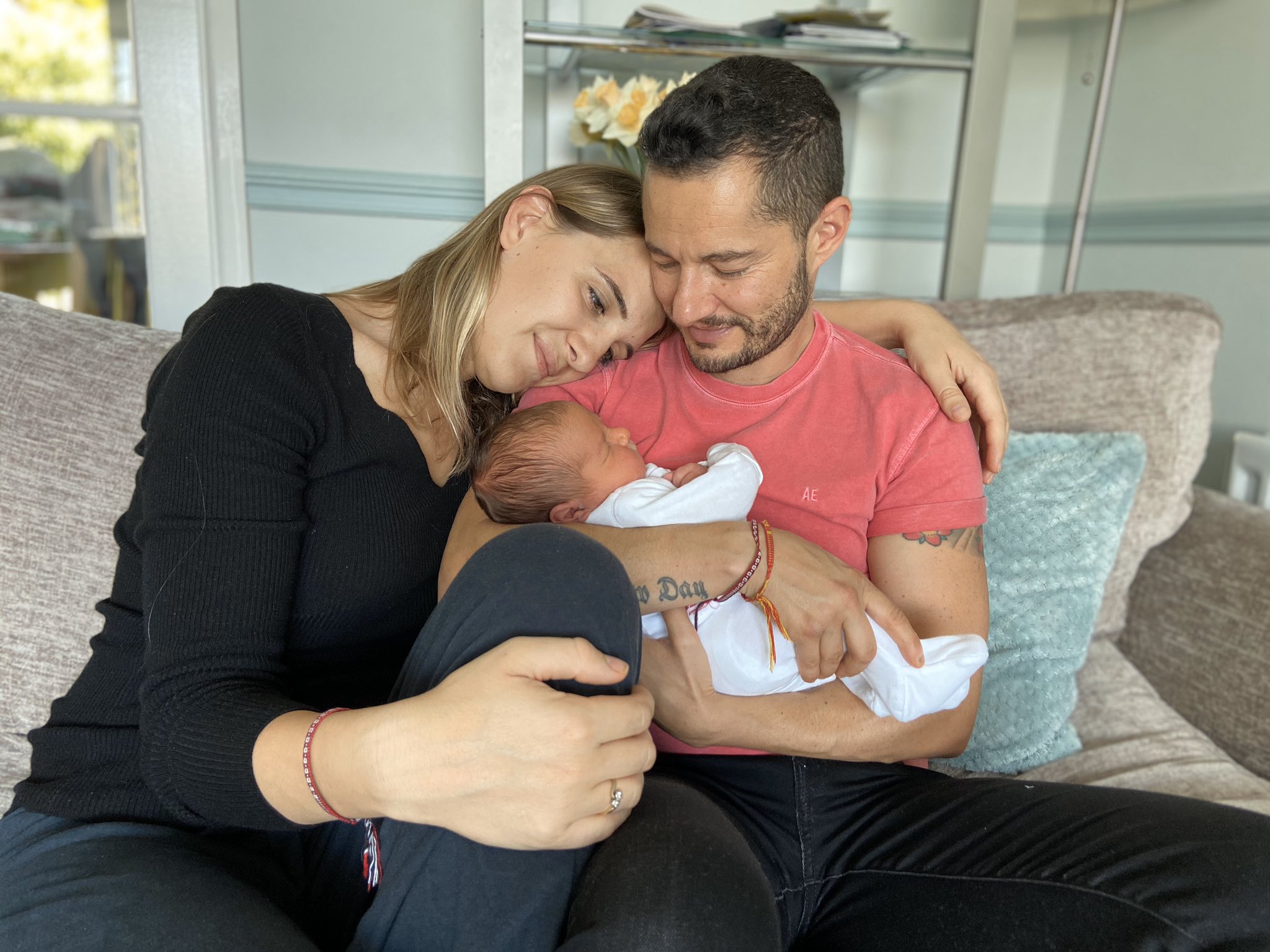 Το τρανς ζευγάρι Jake και Hannah Graf απέκτησαν το πρώτο τους μωρό