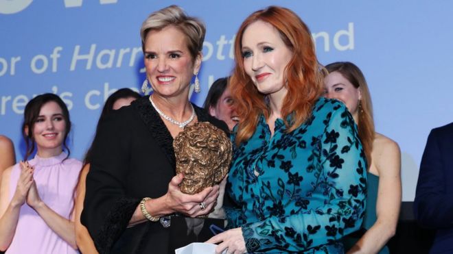 Η JK Rowling επιστρέφει το βραβείο