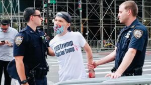 "Γκέι Τραμπ" υποστηρικτής συνελήφθη για βανδαλισμό BLM street art