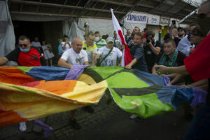 Ακροδεξιοί καίνε τη σημαία του Pride στην επέτειο της εξέγερση της Βαρσοβίας