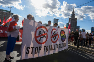 Ακροδεξιοί καίνε τη σημαία του Pride στην επέτειο της εξέγερση της Βαρσοβίας