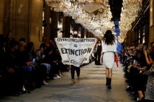Louis Vuitton, διαμαρτυρία, κλιματική αλλαγή, υπερκατανάλωση